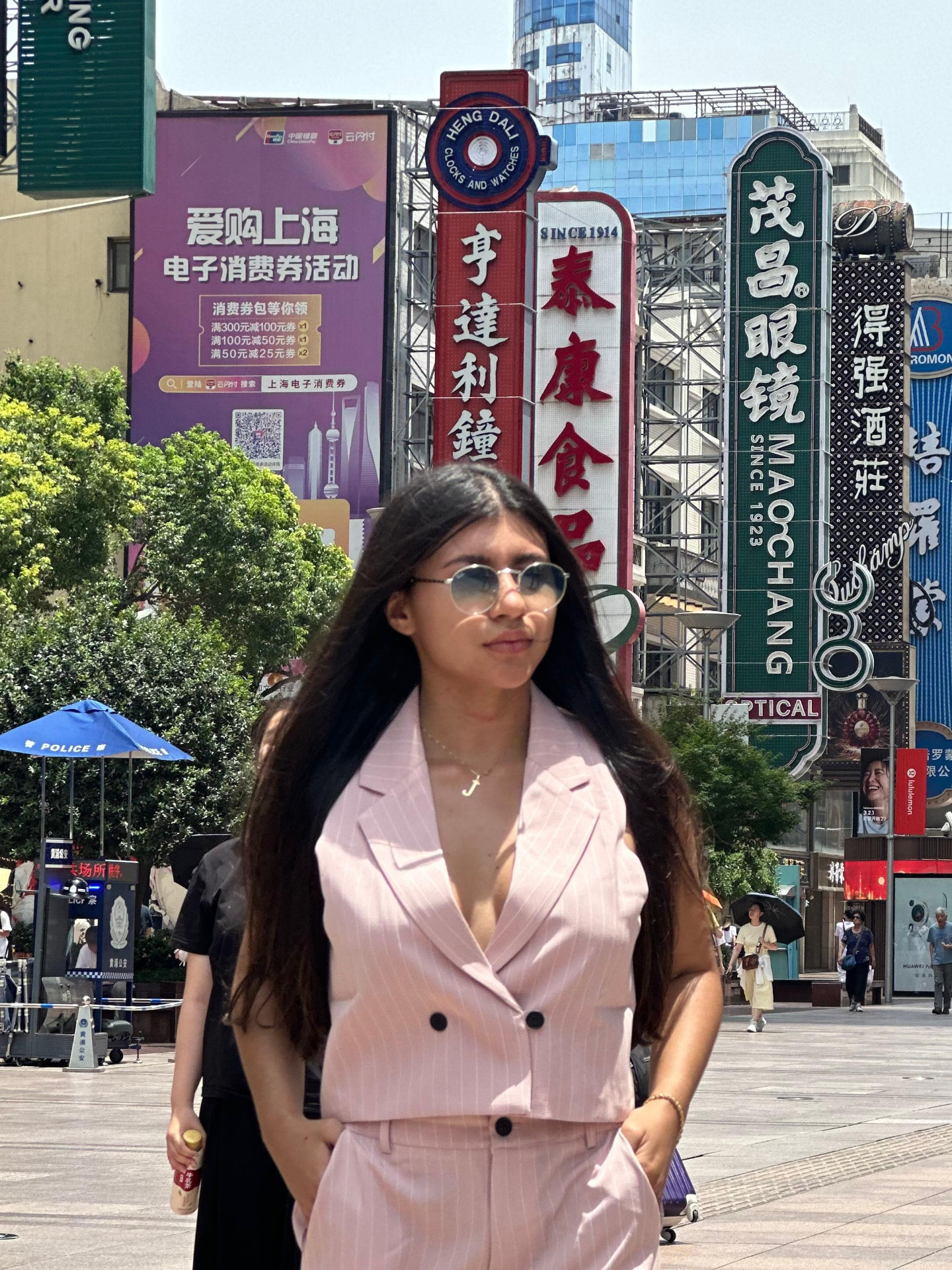 Directora creativa de MUSEA en una calle de Tokio